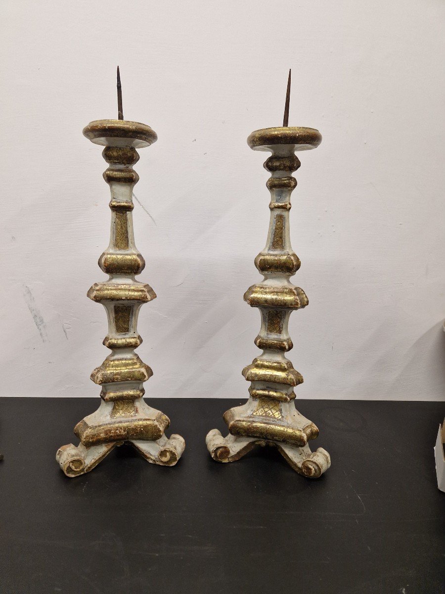 Bella coppia di candelabri in legno laccato e dorato del settecento (Italia del sud)