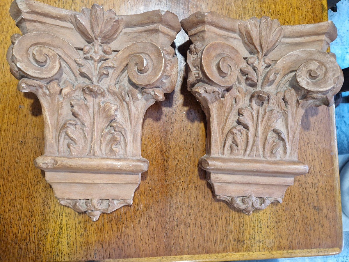 Coppia decorazioni in gesso patinato a terracotta primi novecento