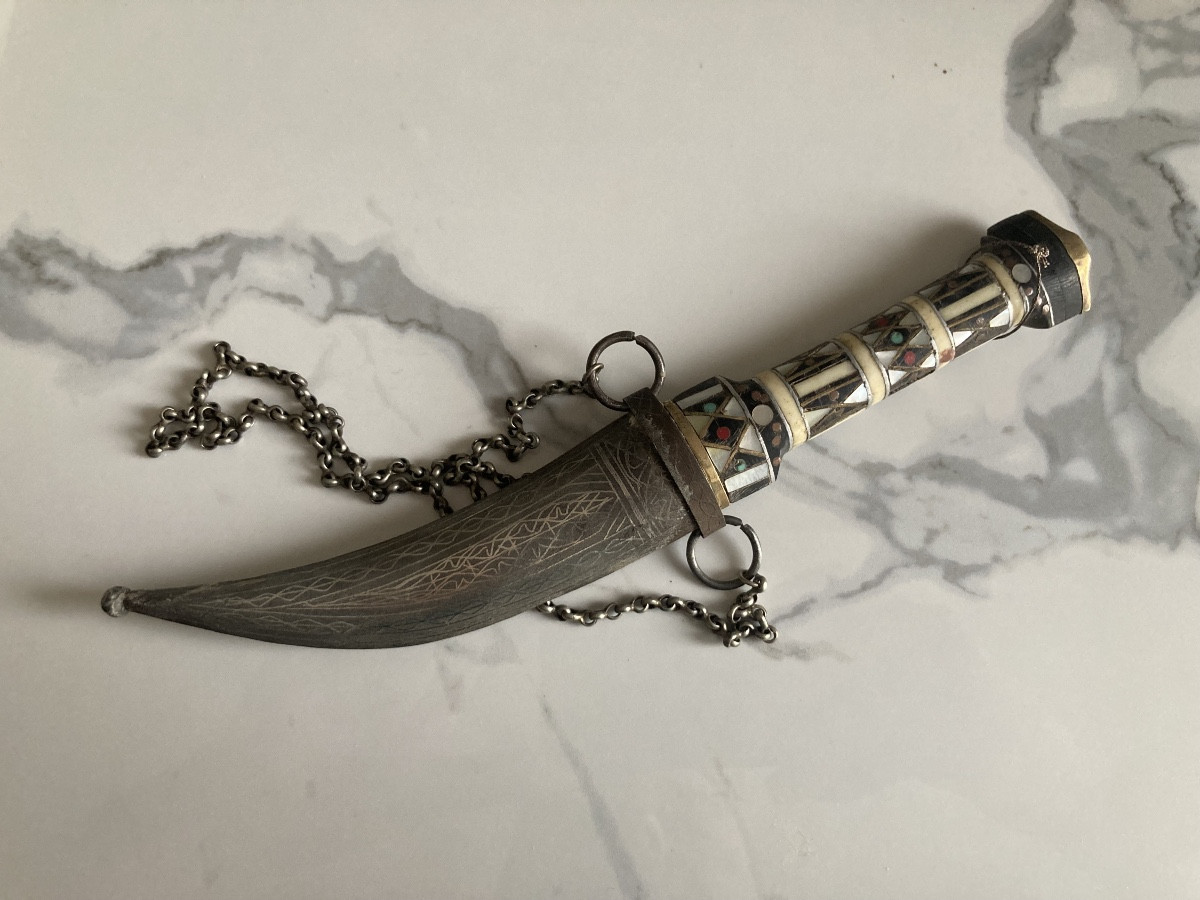 Coltello siriano con fodero decorato in argento 