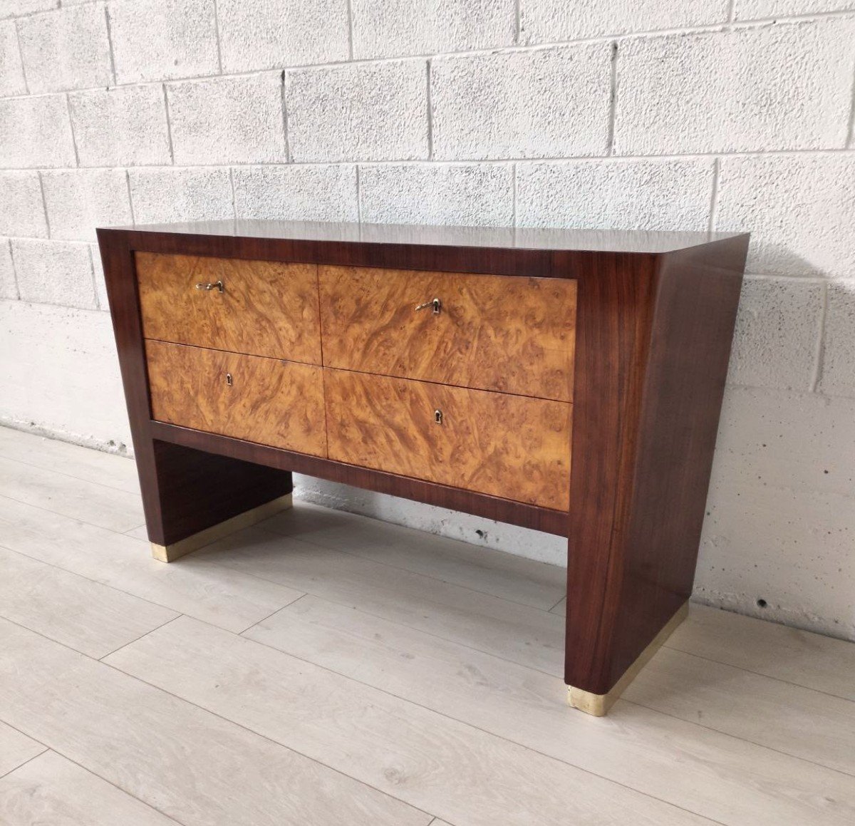 CREDENZA CON CASSETTI IN RADICA DI ACERO, ITALIA ANNI '50  