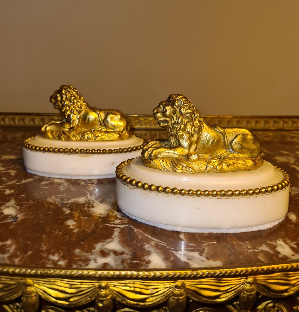 Coppia di leoni in bronzo dorato