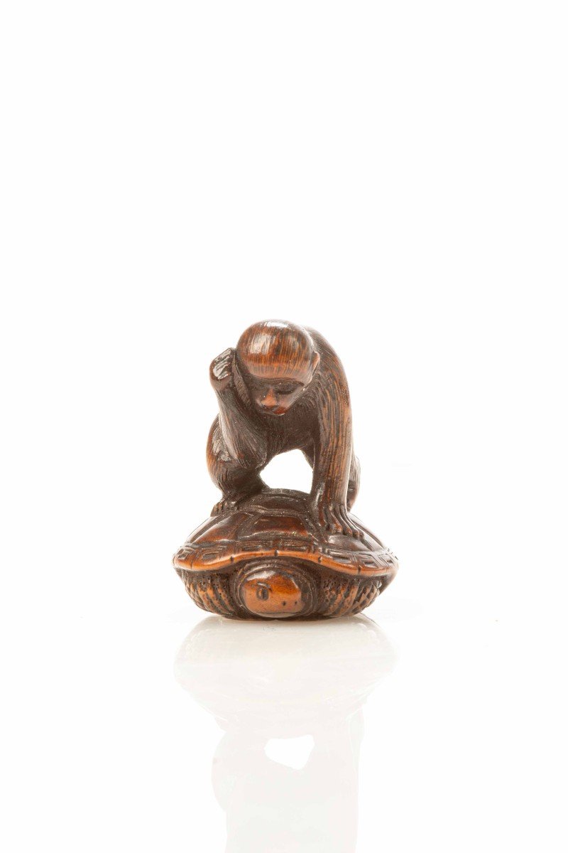 Netsuke in legno di bosso che raffigura una scimmia che cerca di catturare una tartaruga-photo-2