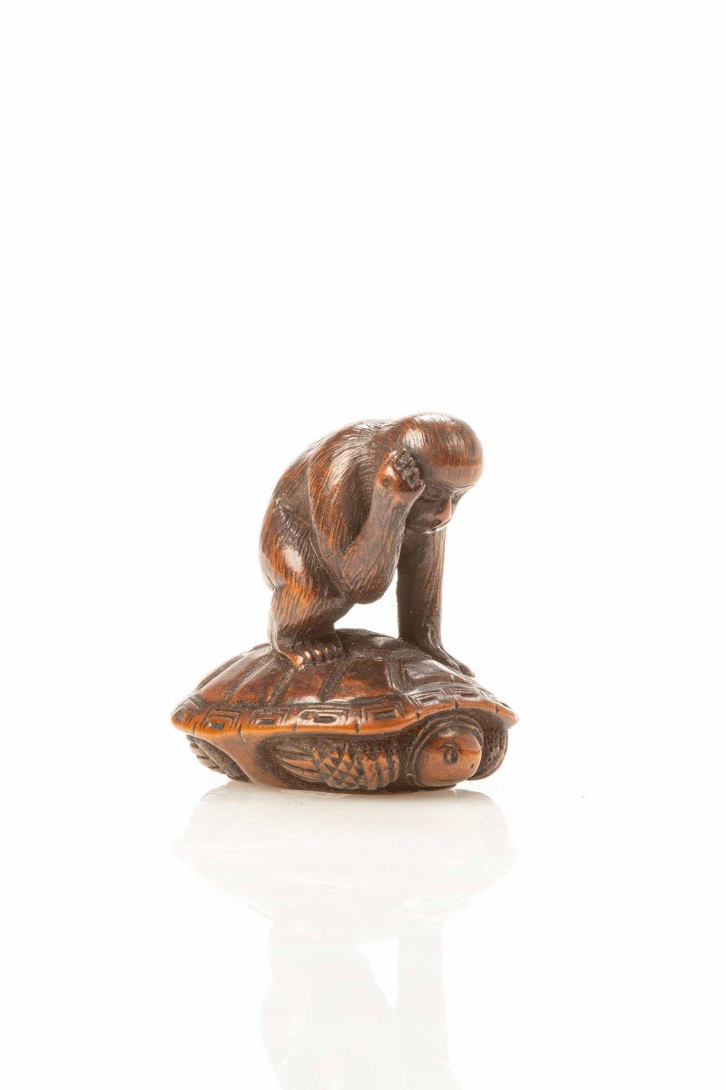 Netsuke in legno di bosso che raffigura una scimmia che cerca di catturare una tartaruga-photo-3