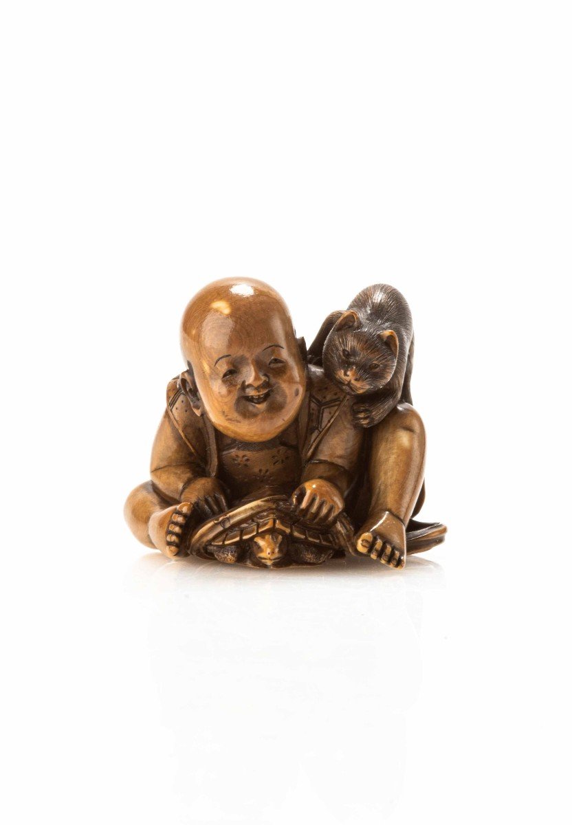 Netsuke in avorio raffigurante un bambino seduto che gioca con una tartaruga e un gatto-photo-2