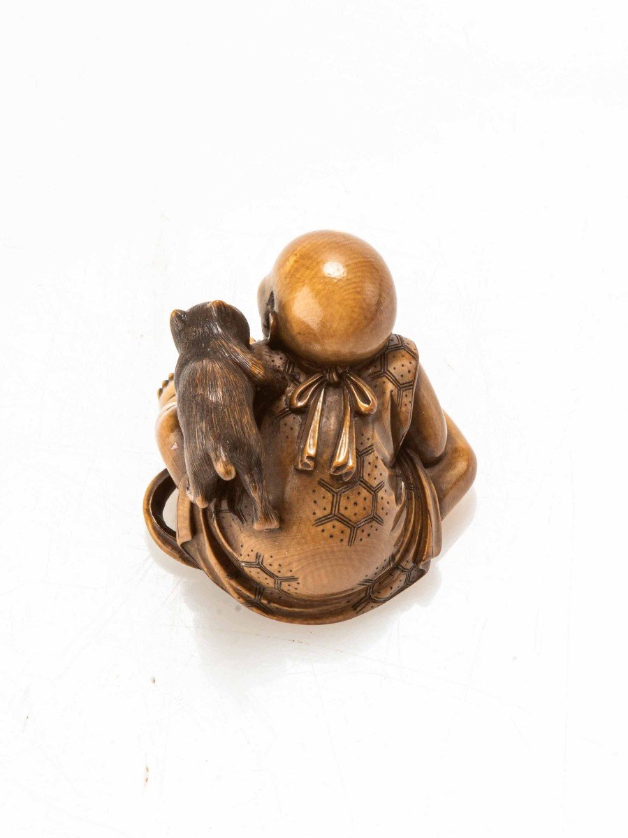 Netsuke in avorio raffigurante un bambino seduto che gioca con una tartaruga e un gatto-photo-3