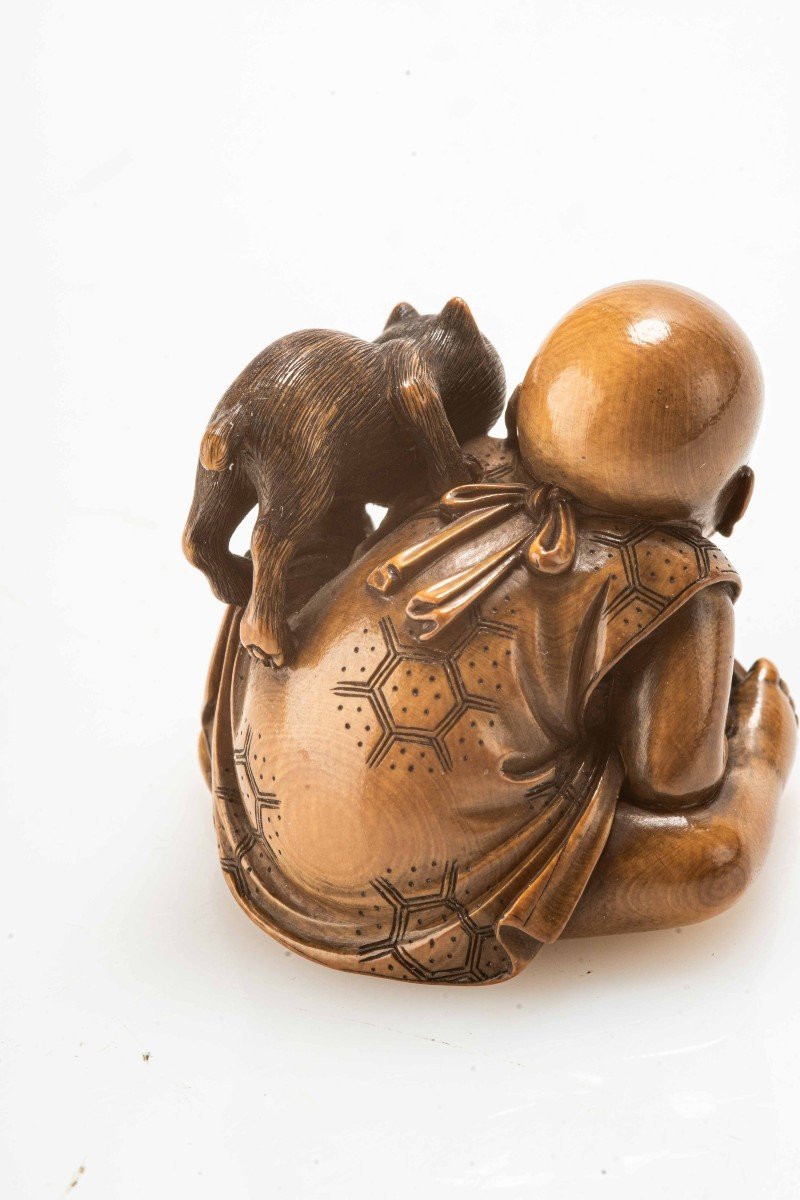 Netsuke in avorio raffigurante un bambino seduto che gioca con una tartaruga e un gatto-photo-4