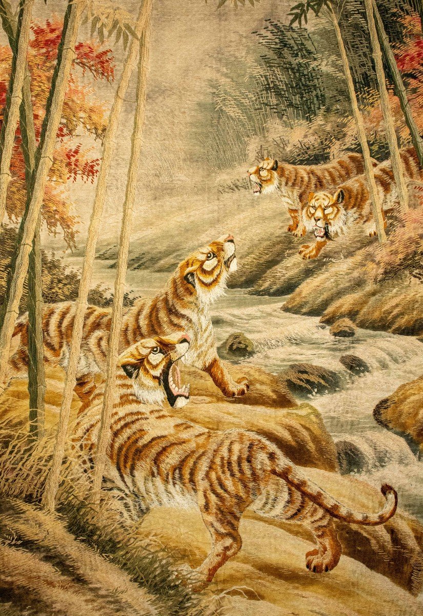 Arazzo, ricamo in seta, raffigurante quattro tigri lungo le rive di un corso d’acqua -photo-2