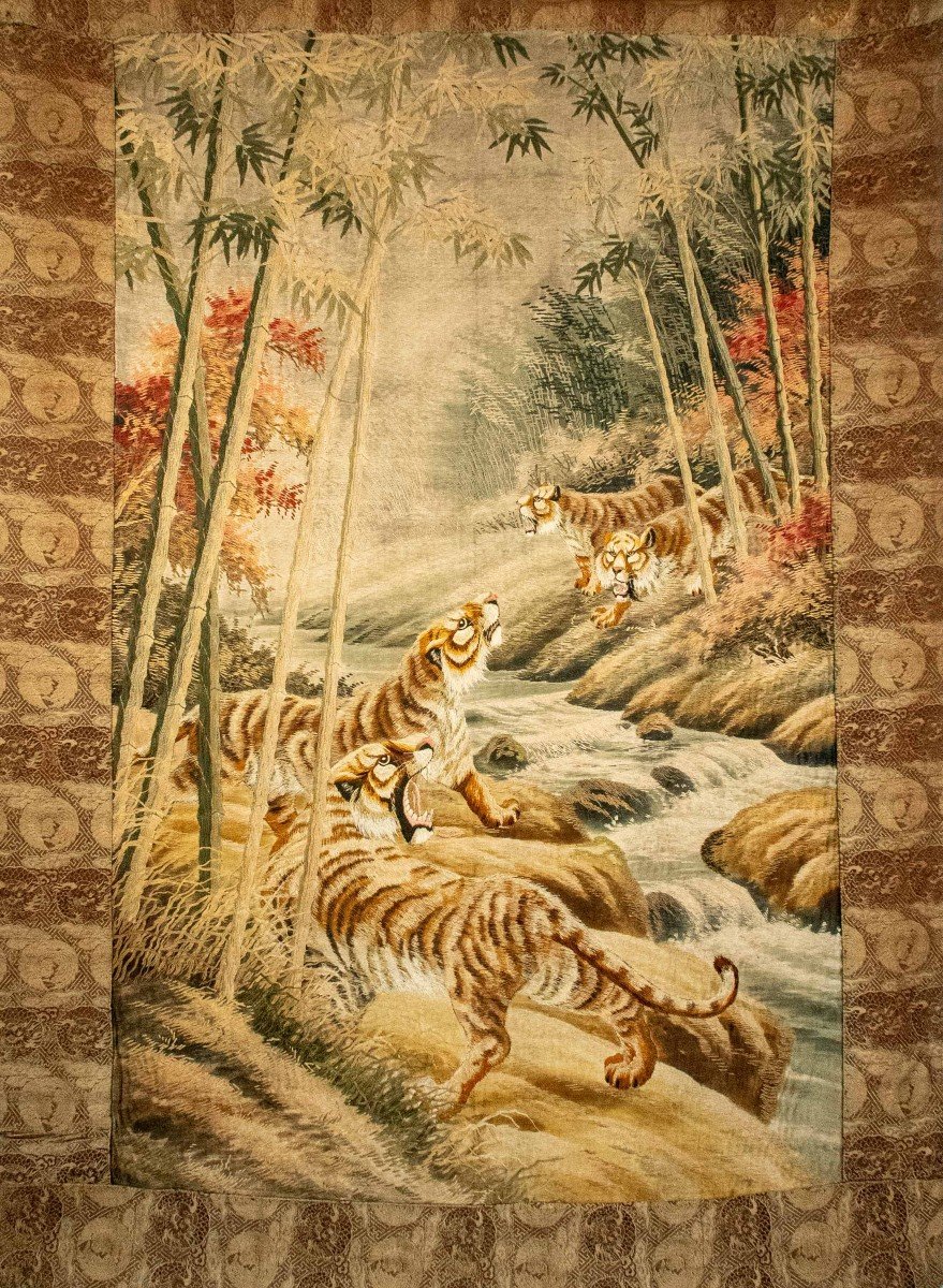 Arazzo, ricamo in seta, raffigurante quattro tigri lungo le rive di un corso d’acqua 
