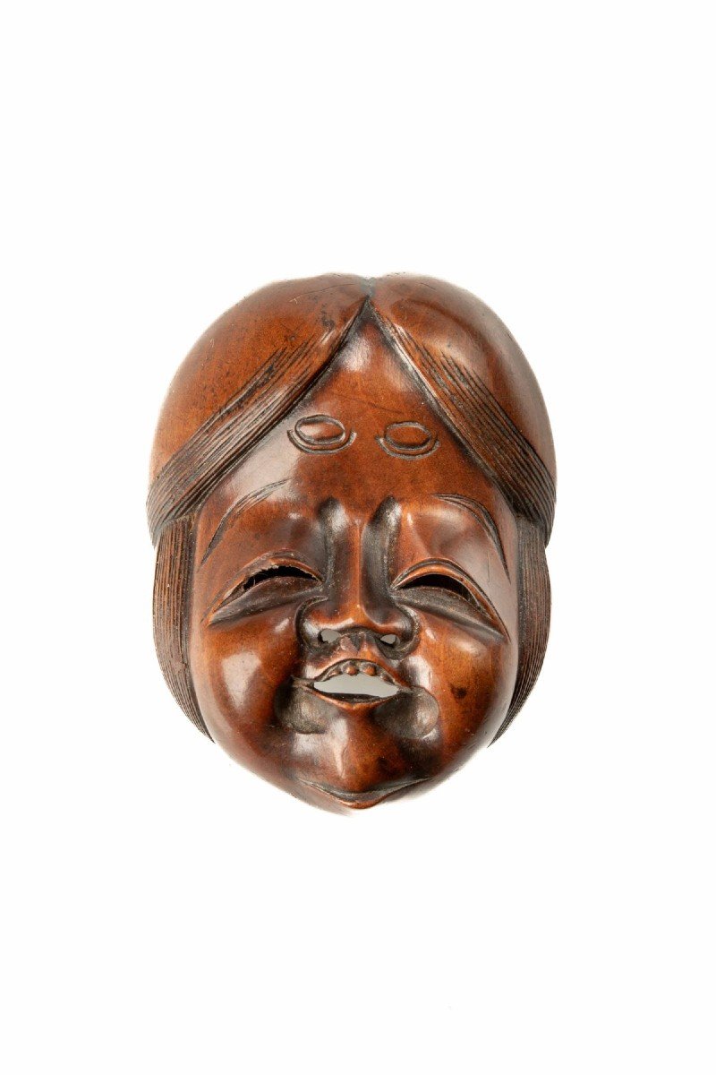 Netsuke in legno di bosso raffigurante Okame