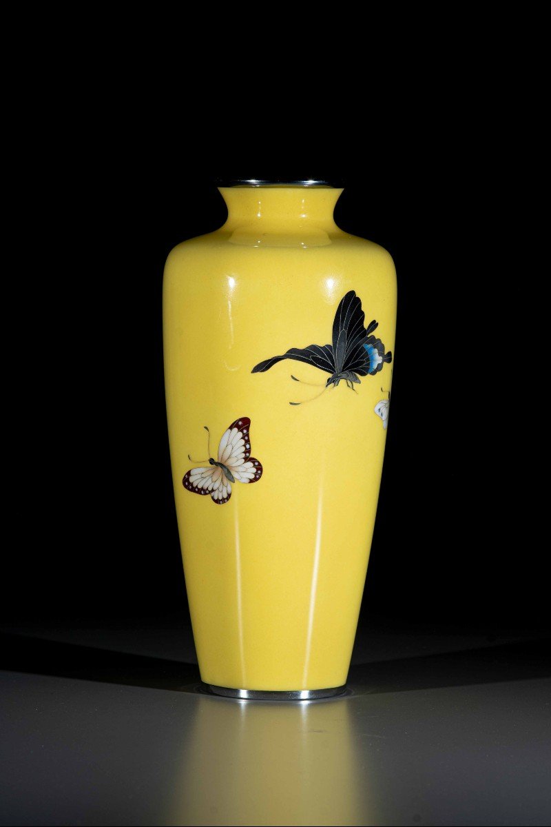 Vaso cloisonné decorato con tre farfalle in volo-photo-4