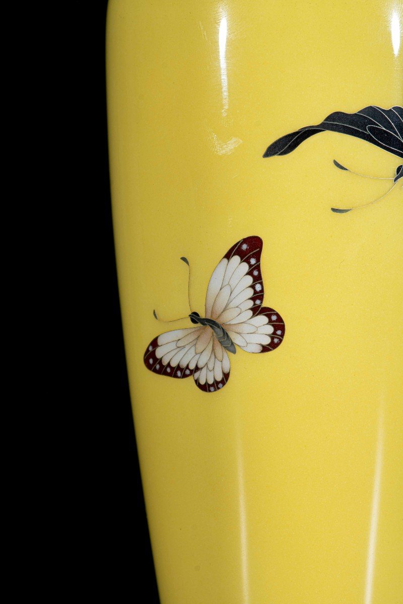 Vaso cloisonné decorato con tre farfalle in volo-photo-1