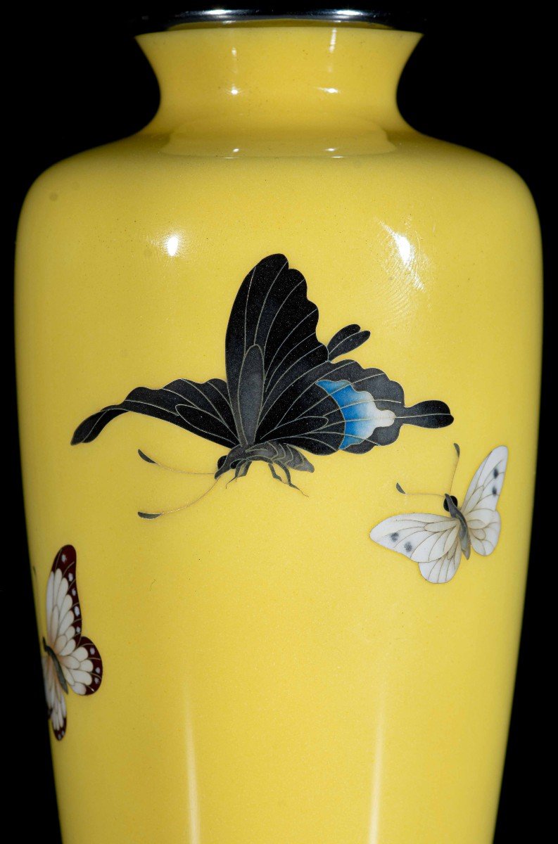 Vaso cloisonné decorato con tre farfalle in volo-photo-2