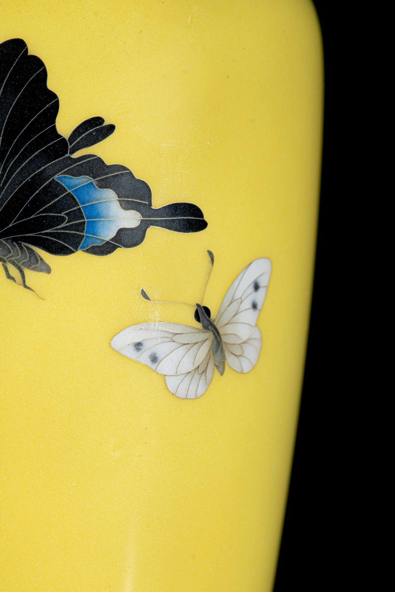 Vaso cloisonné decorato con tre farfalle in volo-photo-3