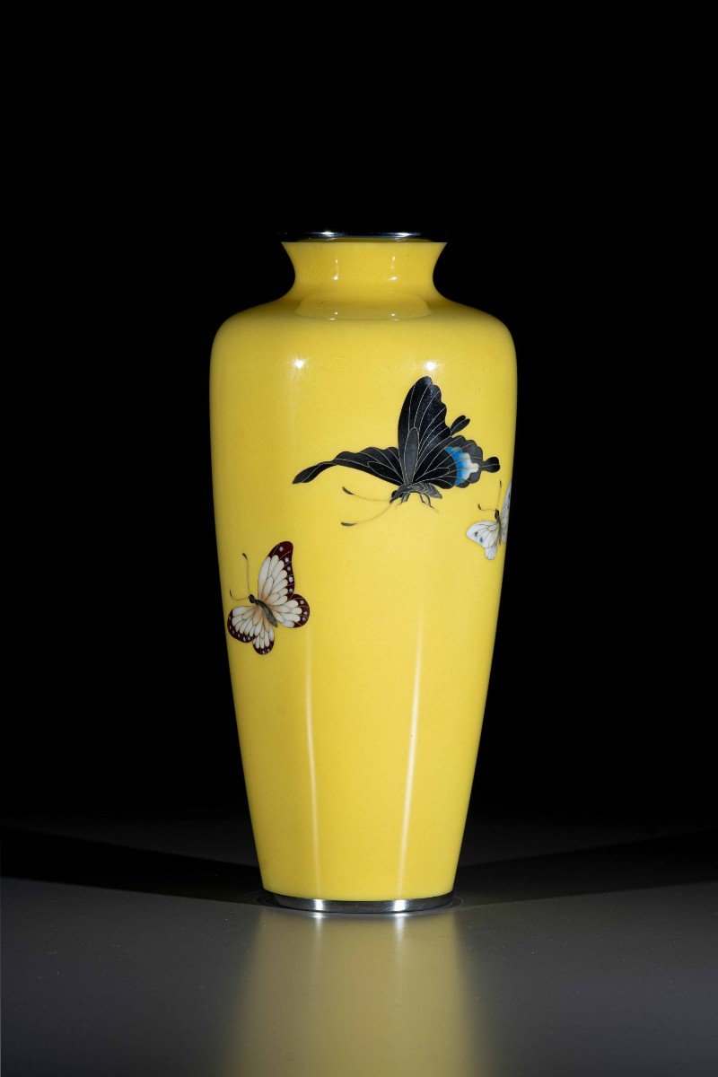 Vaso cloisonné decorato con tre farfalle in volo