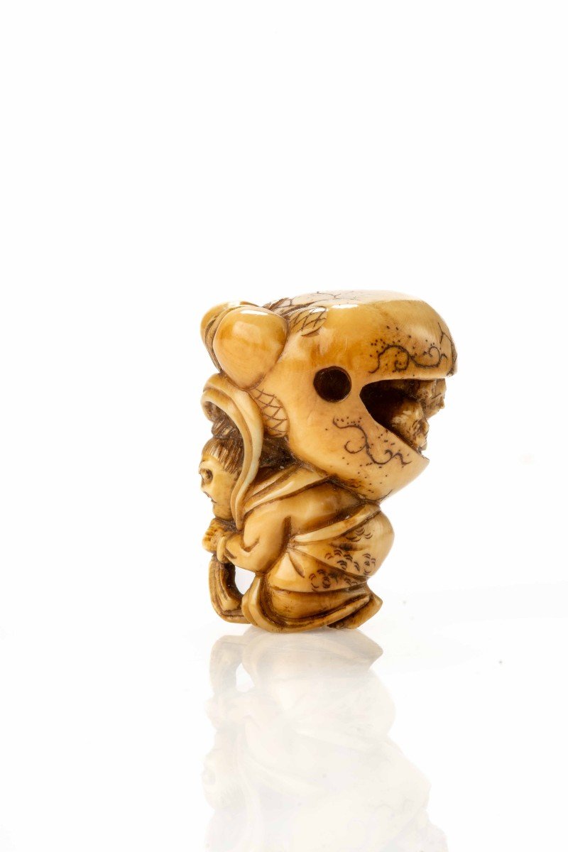 Netsuke in avorio raffigurante Shoki mentre solleva con forza il mokugyo-photo-2