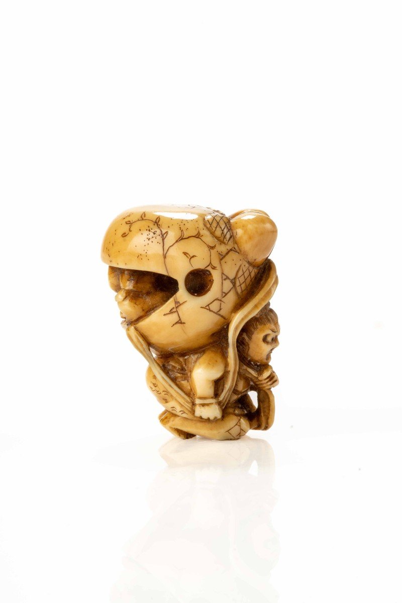 Netsuke in avorio raffigurante Shoki mentre solleva con forza il mokugyo-photo-4