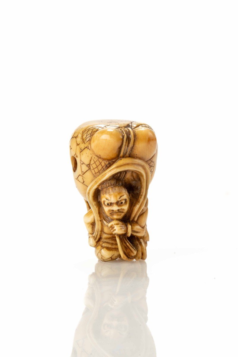 Netsuke in avorio raffigurante Shoki mentre solleva con forza il mokugyo-photo-1