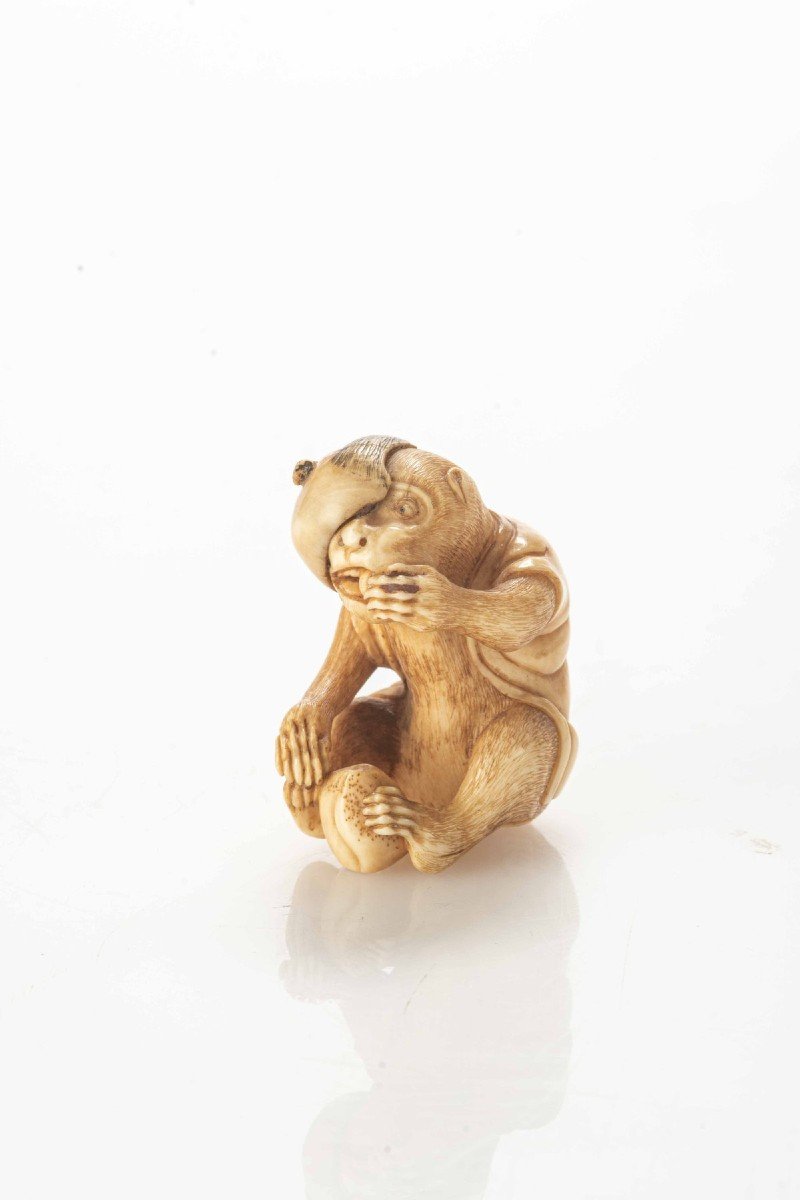 Netsuke in avorio raffigurante una scimmia mentre mangia un frutto-photo-2