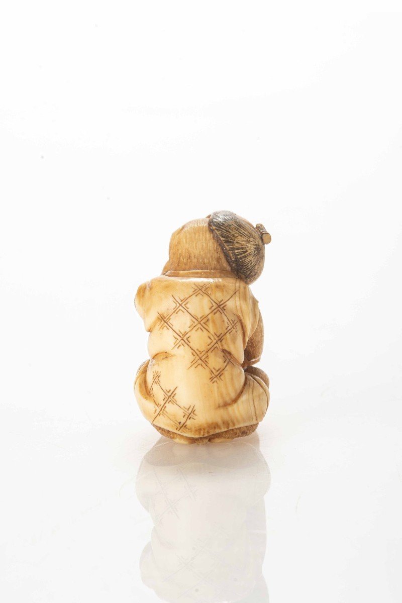 Netsuke in avorio raffigurante una scimmia mentre mangia un frutto-photo-3