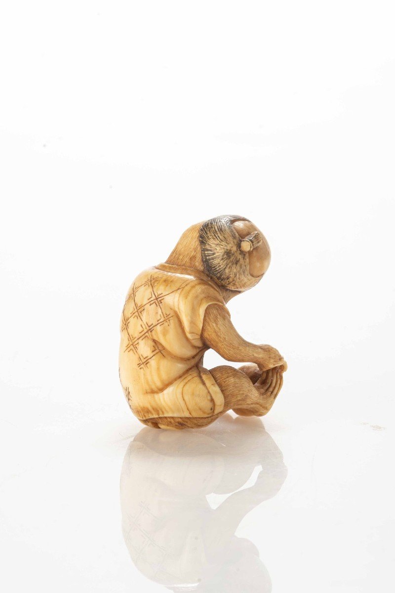 Netsuke in avorio raffigurante una scimmia mentre mangia un frutto-photo-4