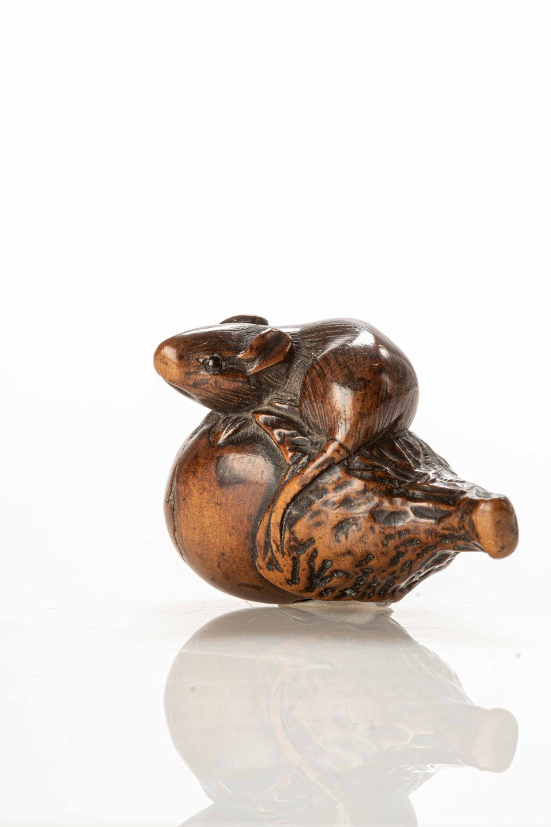 Netsuke in legno di bosso raffigurante un piccolo topo-photo-2