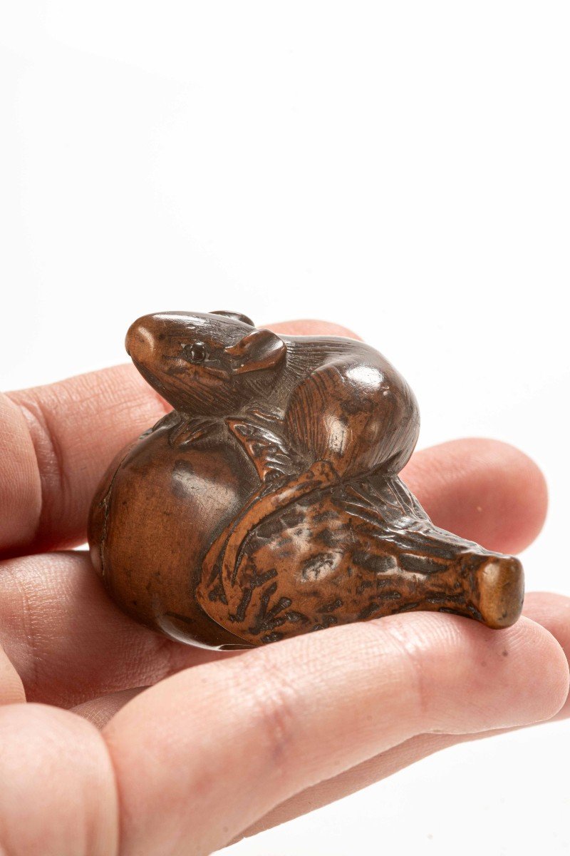 Netsuke in legno di bosso raffigurante un piccolo topo-photo-3