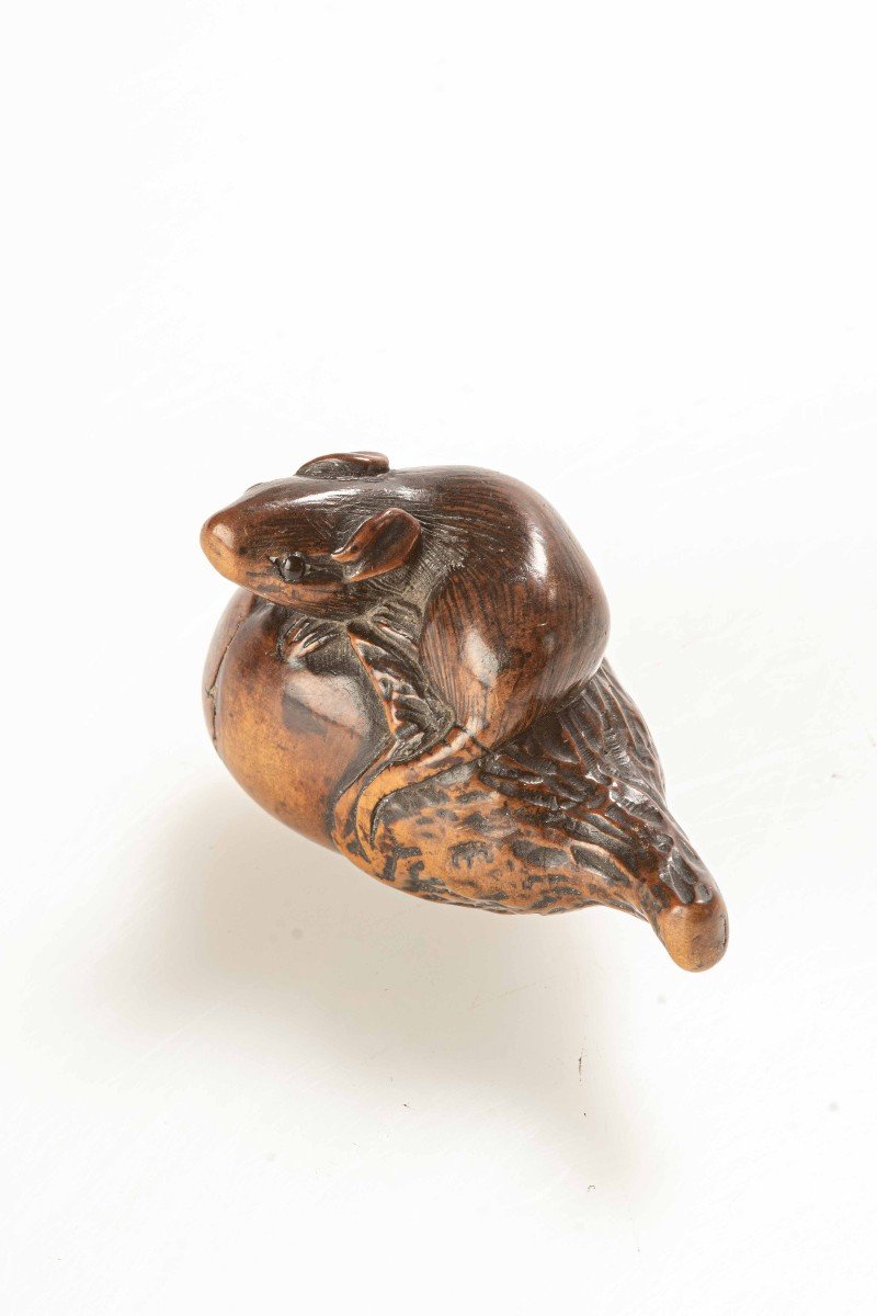 Netsuke in legno di bosso raffigurante un piccolo topo