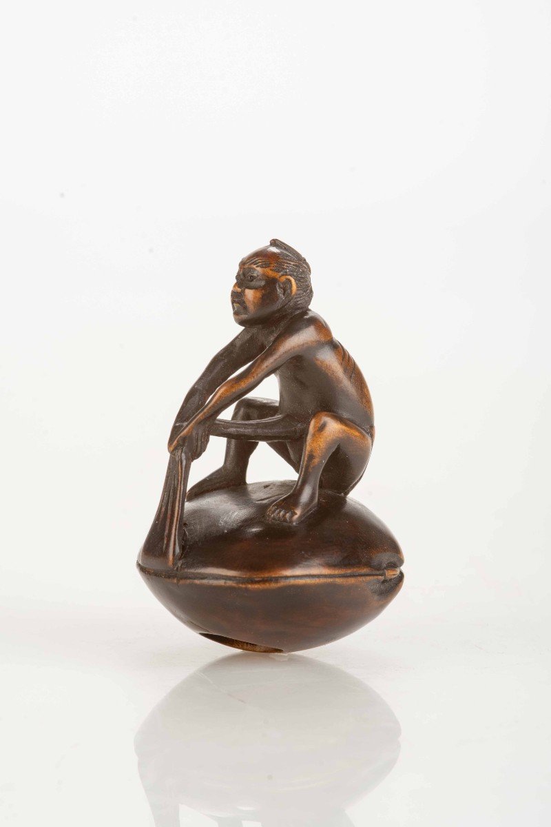 Netsuke in legno di bosso raffigurante un personaggio seduto su un hamaguri gigante -photo-3