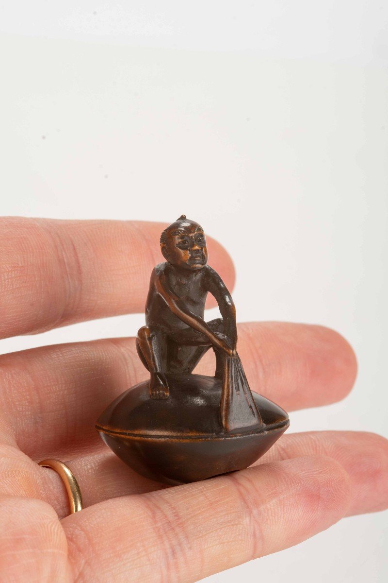 Netsuke in legno di bosso raffigurante un personaggio seduto su un hamaguri gigante -photo-2