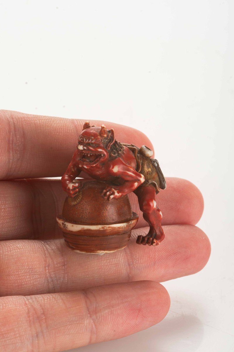 Netsuke in avorio policromo raffigurante un oni -photo-4