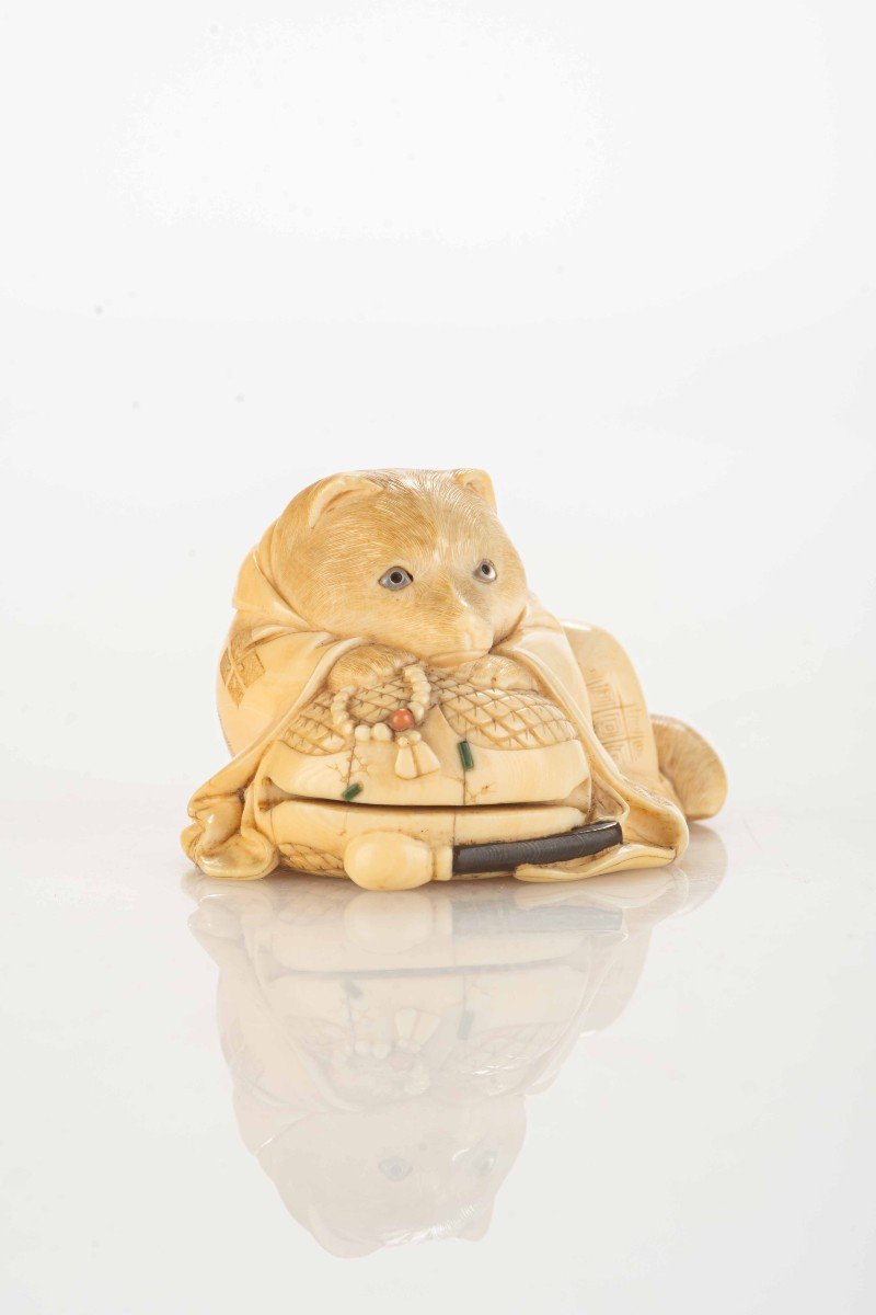 Netsuke in avorio raffigurante un Tanuki-photo-2