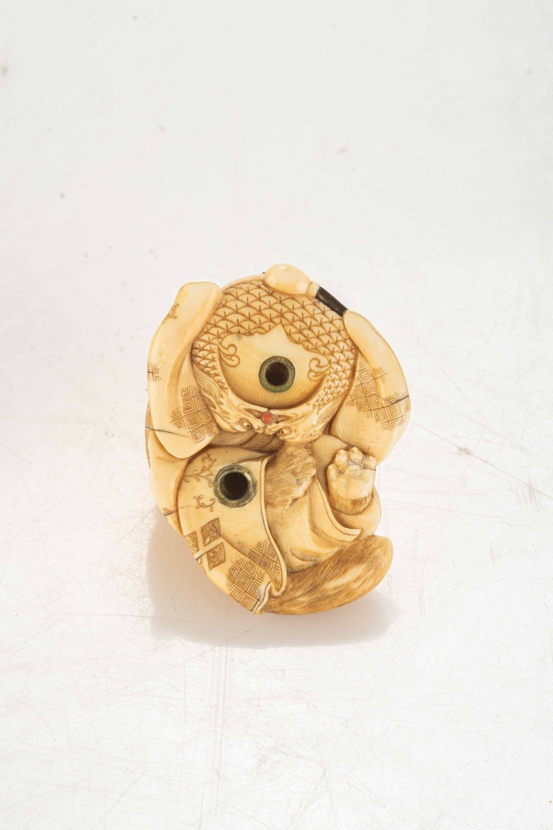 Netsuke in avorio raffigurante un Tanuki-photo-2