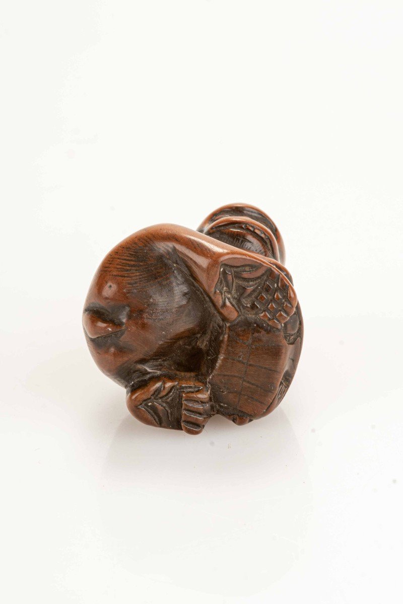 Netsuke giapponese raffigurante una scimmia con una tartaruga-photo-2