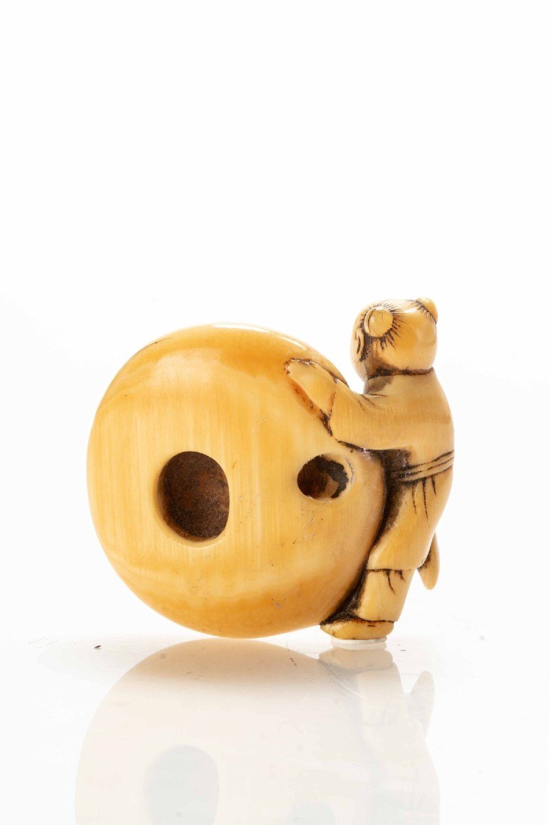 Un netsuke in avorio raffigurante un karako-photo-3