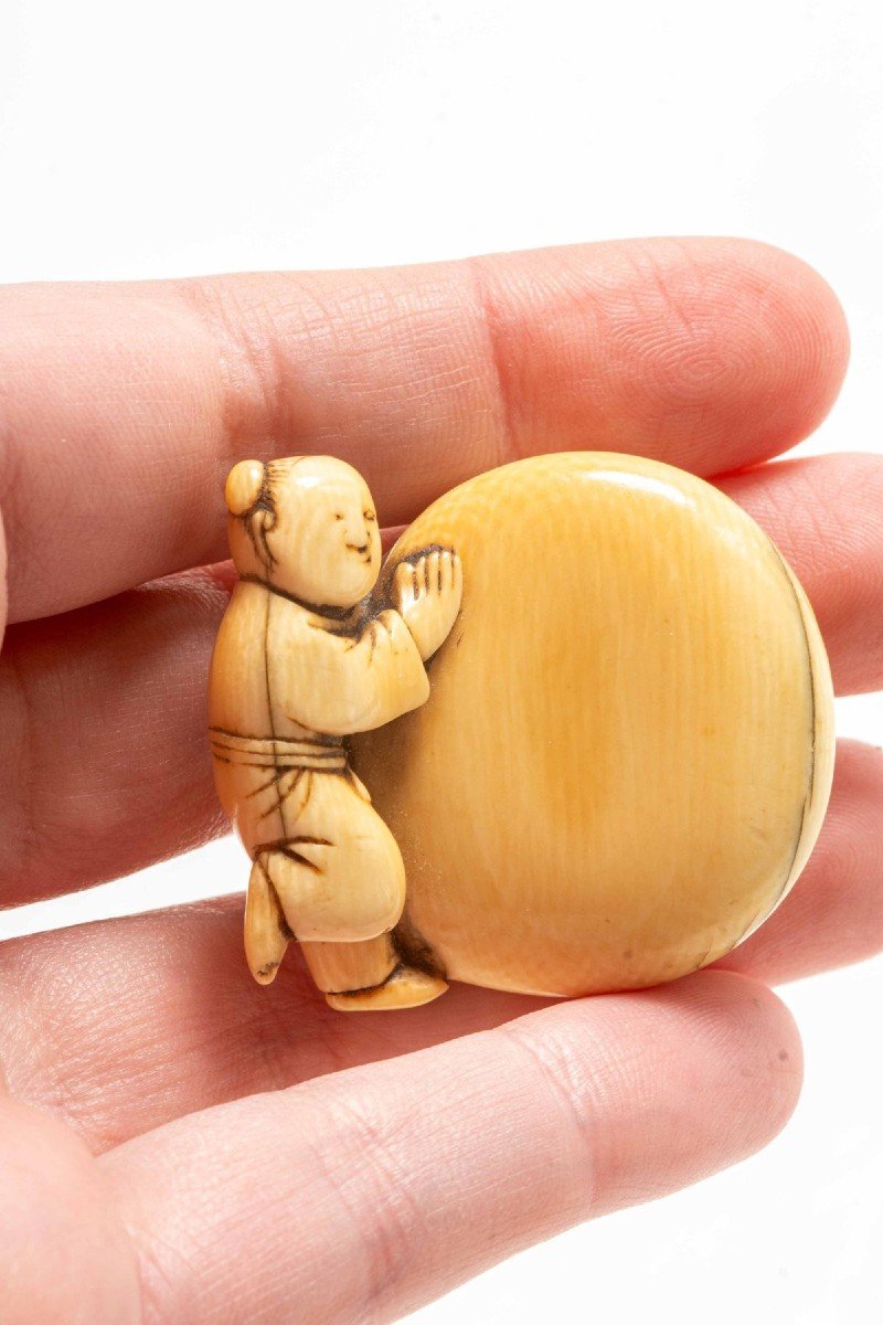 Un netsuke in avorio raffigurante un karako-photo-1