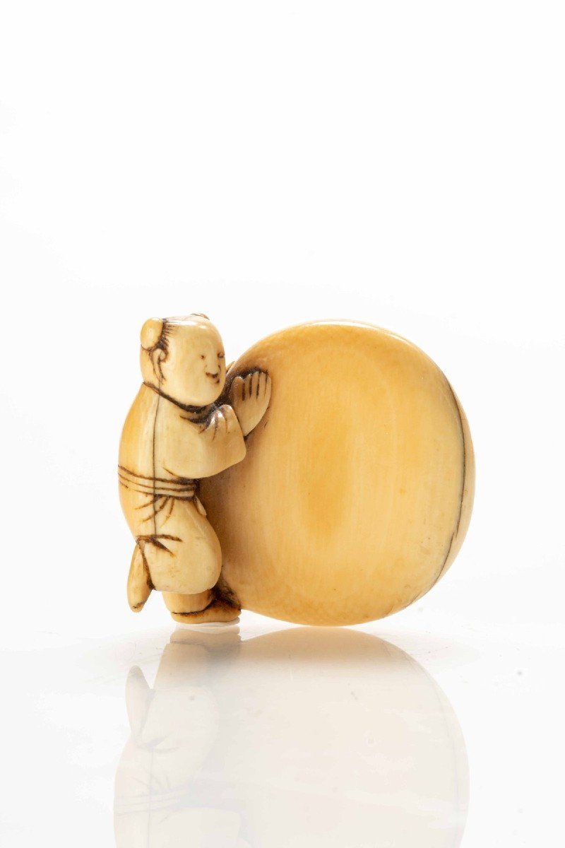 Un netsuke in avorio raffigurante un karako