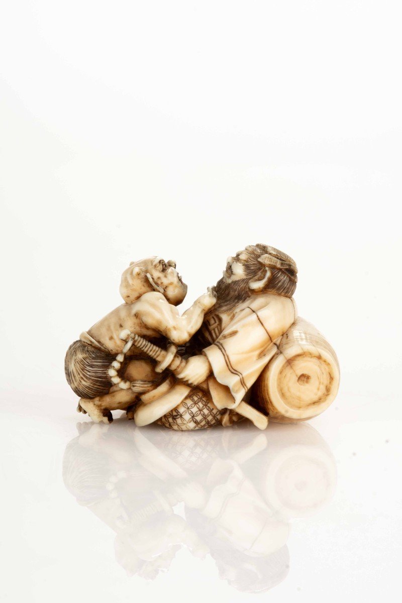 Netsuke in avorio raffigurante Shoki con un Oni-photo-2