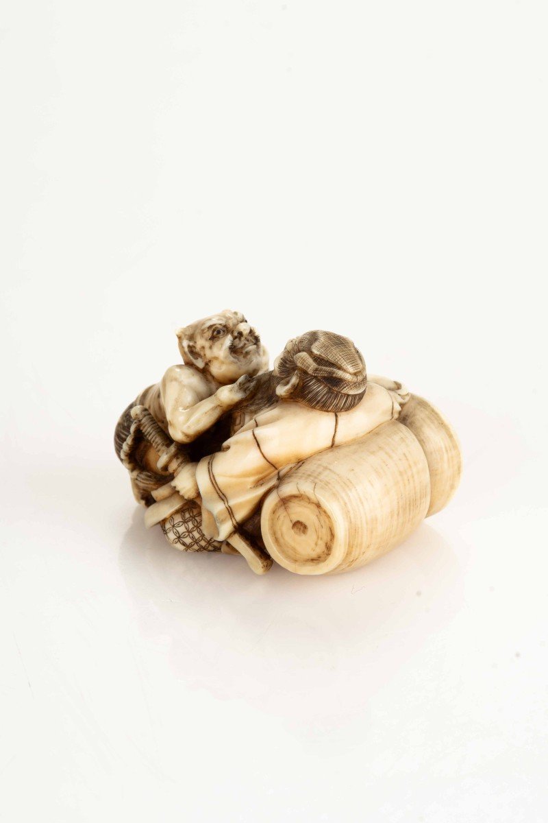 Netsuke in avorio raffigurante Shoki con un Oni-photo-3