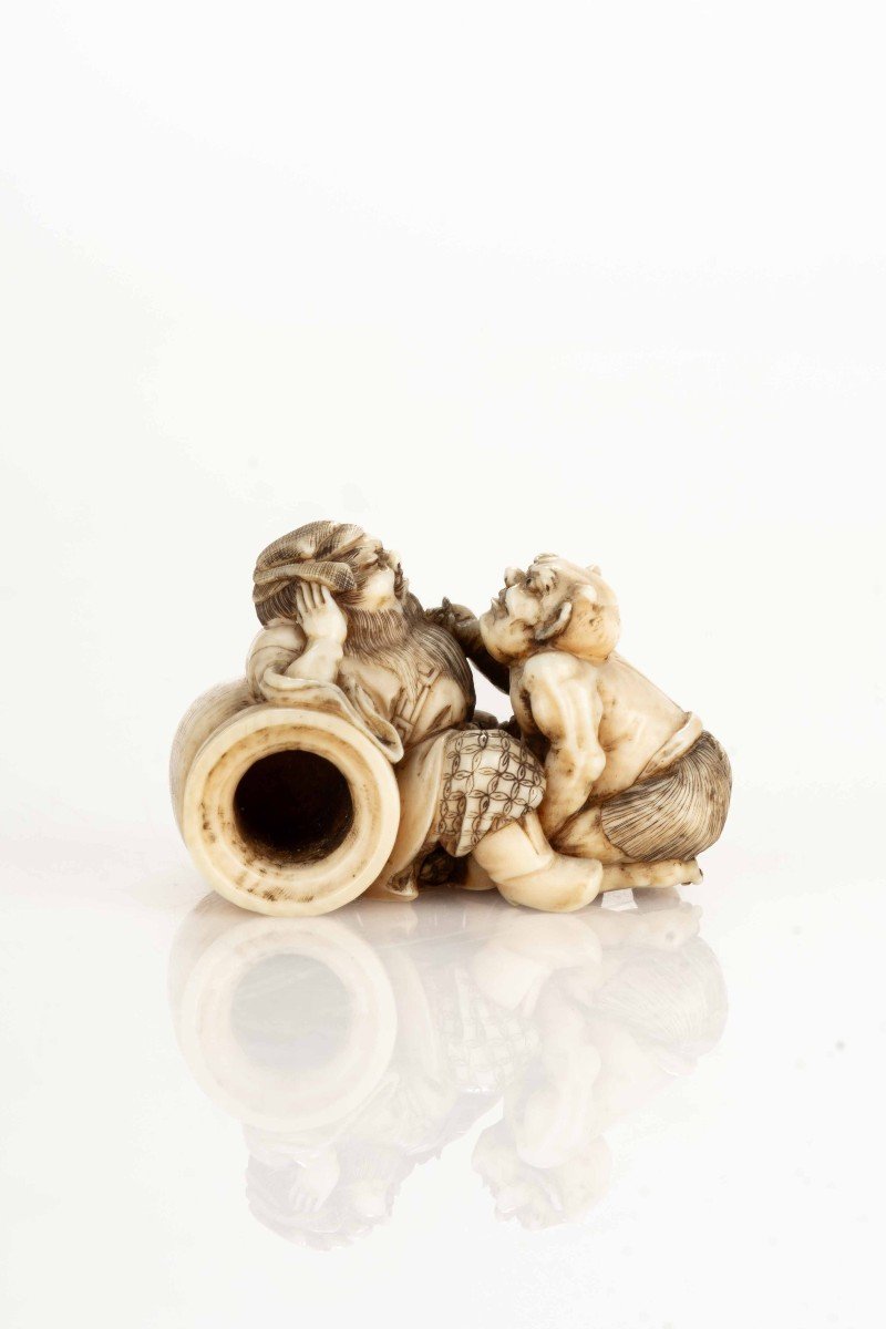 Netsuke in avorio raffigurante Shoki con un Oni-photo-4