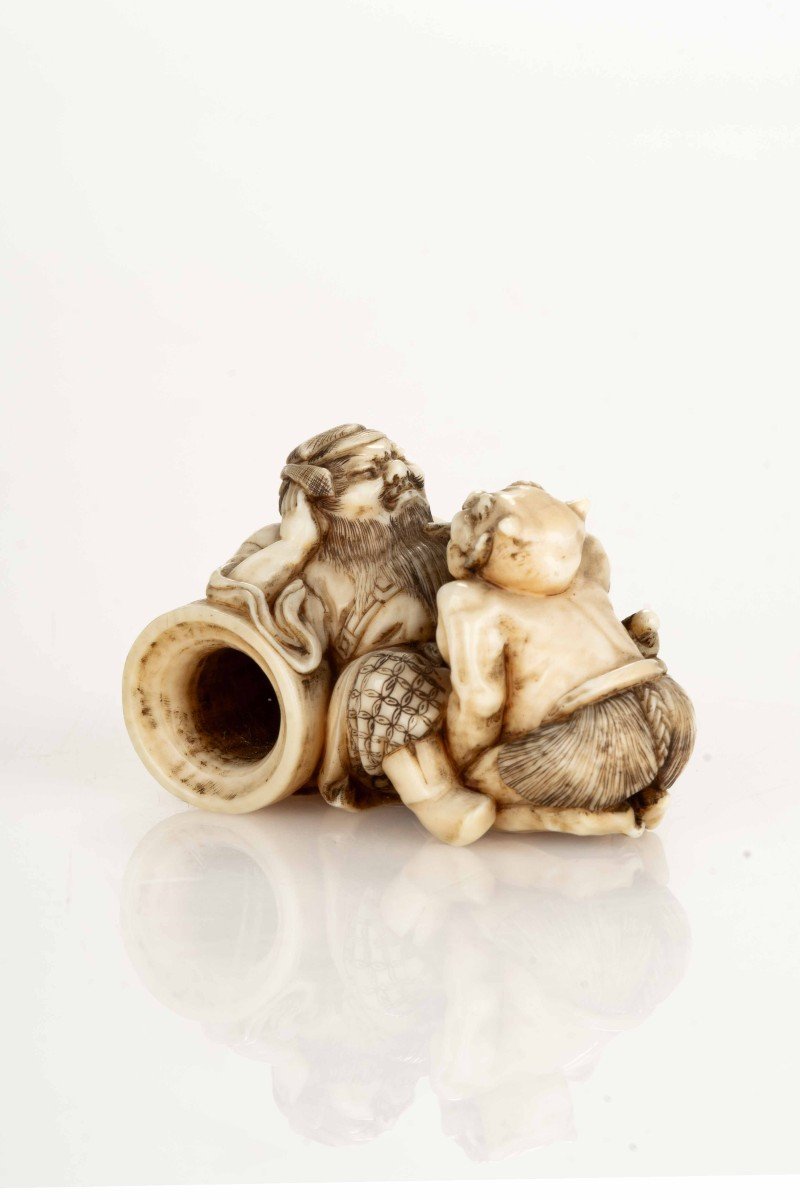 Netsuke in avorio raffigurante Shoki con un Oni-photo-1