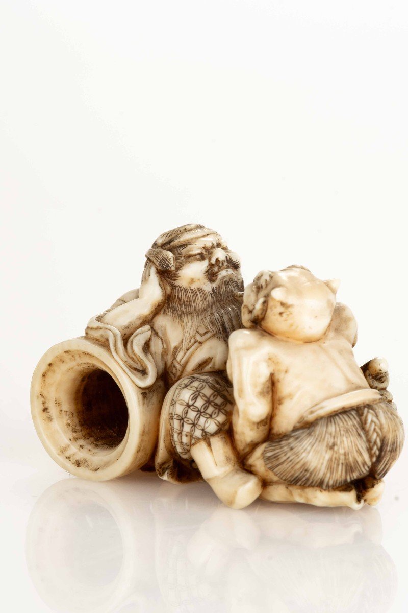 Netsuke in avorio raffigurante Shoki con un Oni-photo-2