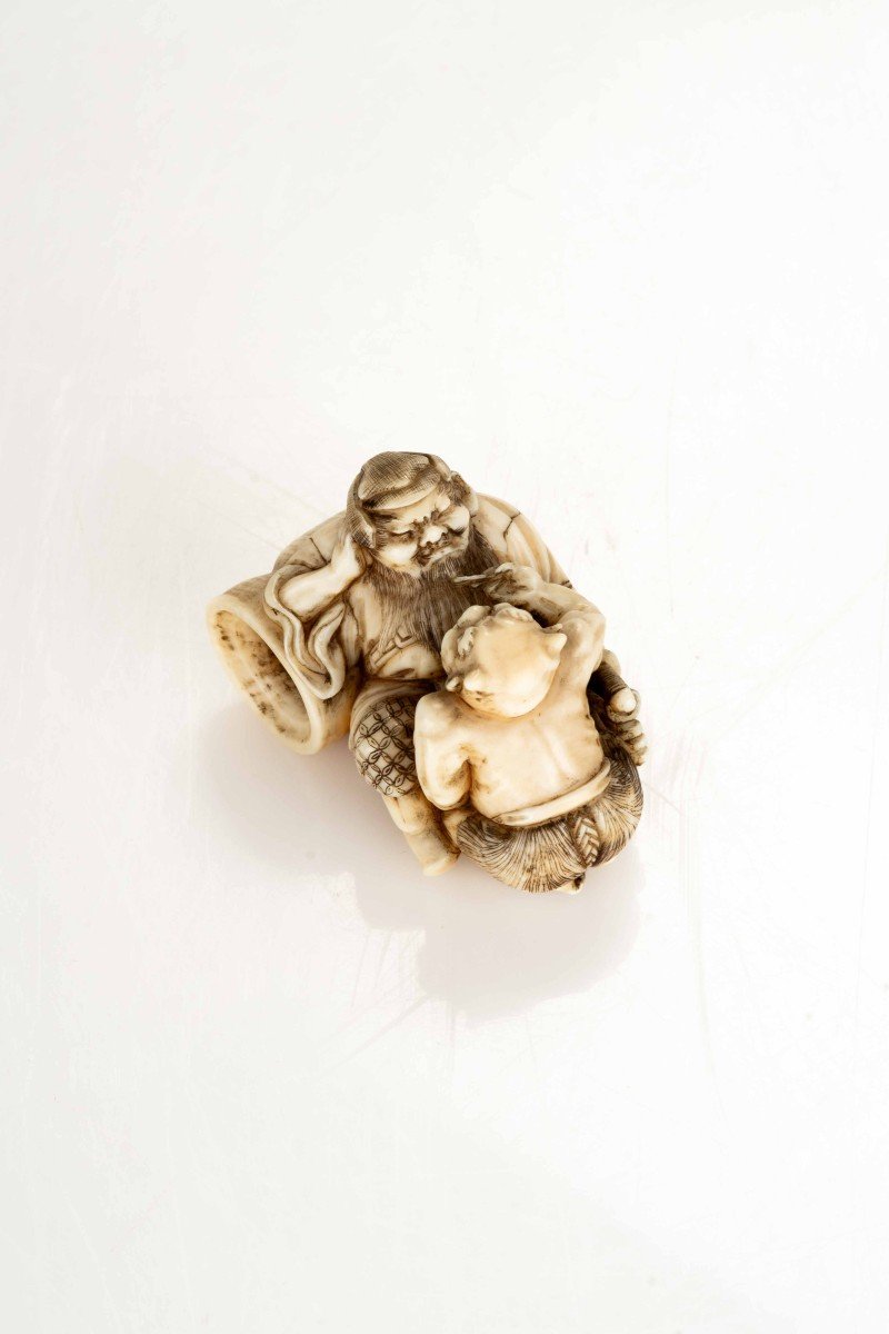 Netsuke in avorio raffigurante Shoki con un Oni-photo-3