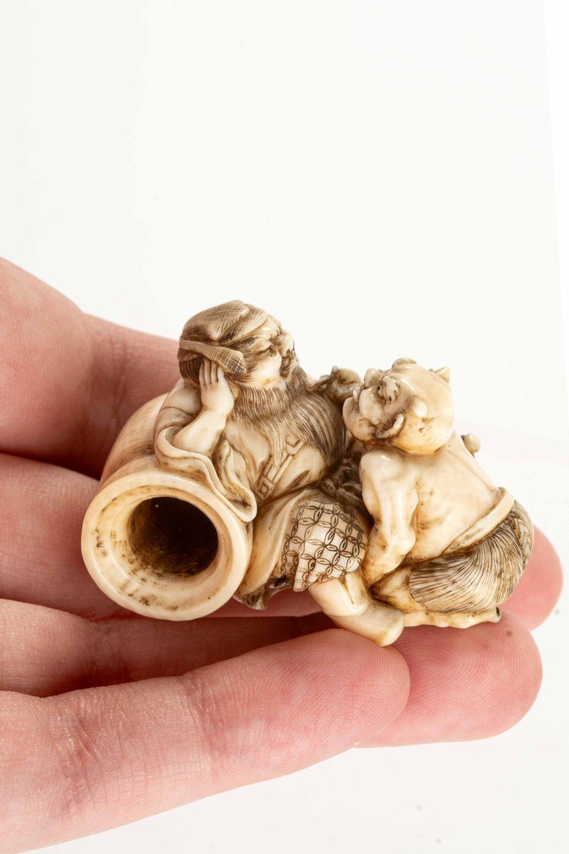 Netsuke in avorio raffigurante Shoki con un Oni-photo-5