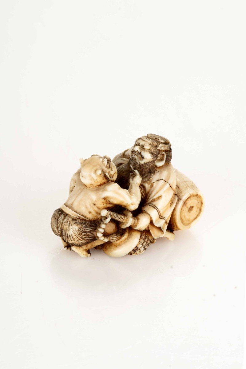 Netsuke in avorio raffigurante Shoki con un Oni