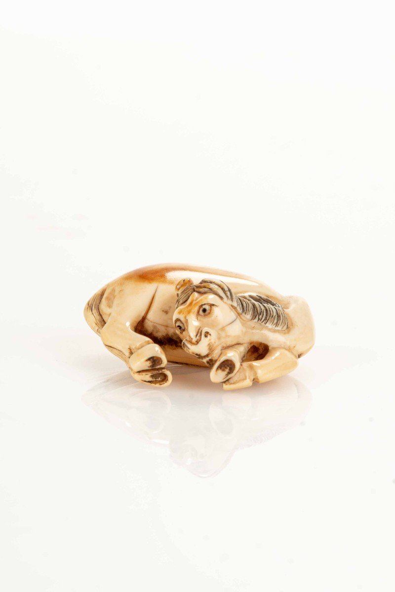 Netsuke giapponese in avorio raffigurante un cavallo-photo-1