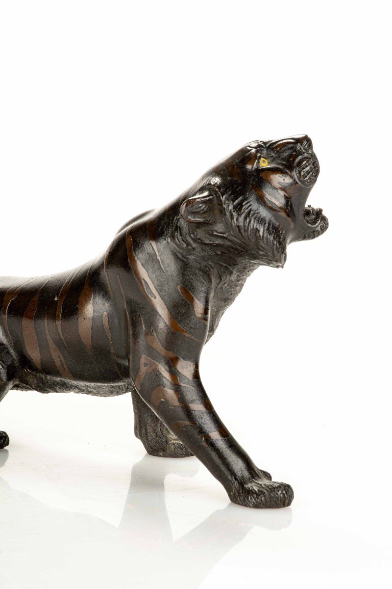 Scultura in bronzo raffigurante una tigre, firmata Seiya Sei-photo-2