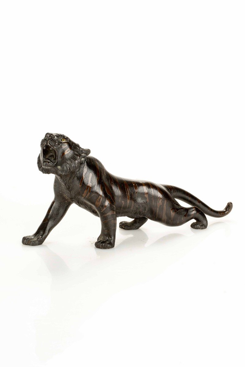 Scultura in bronzo raffigurante una tigre, firmata Seiya Sei