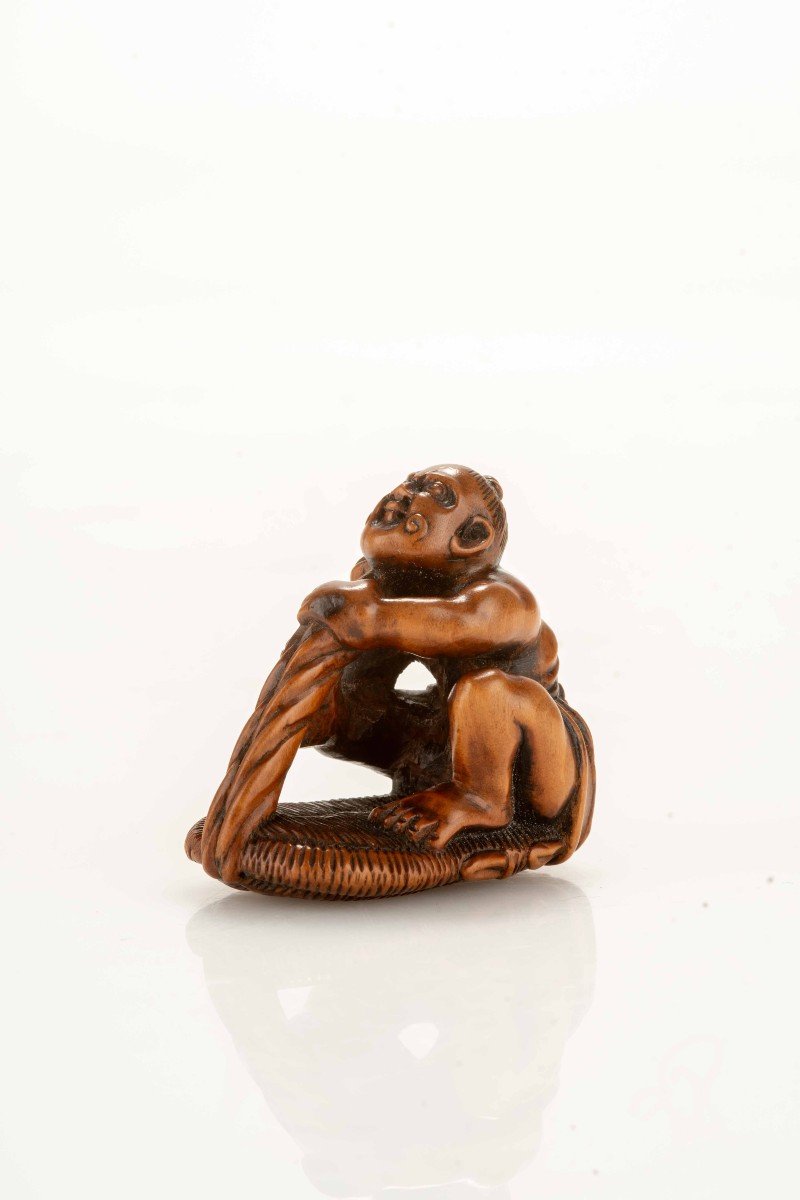 Netsuke in legno di bosso raffigurante un Nio con un sandalo gigante-photo-2