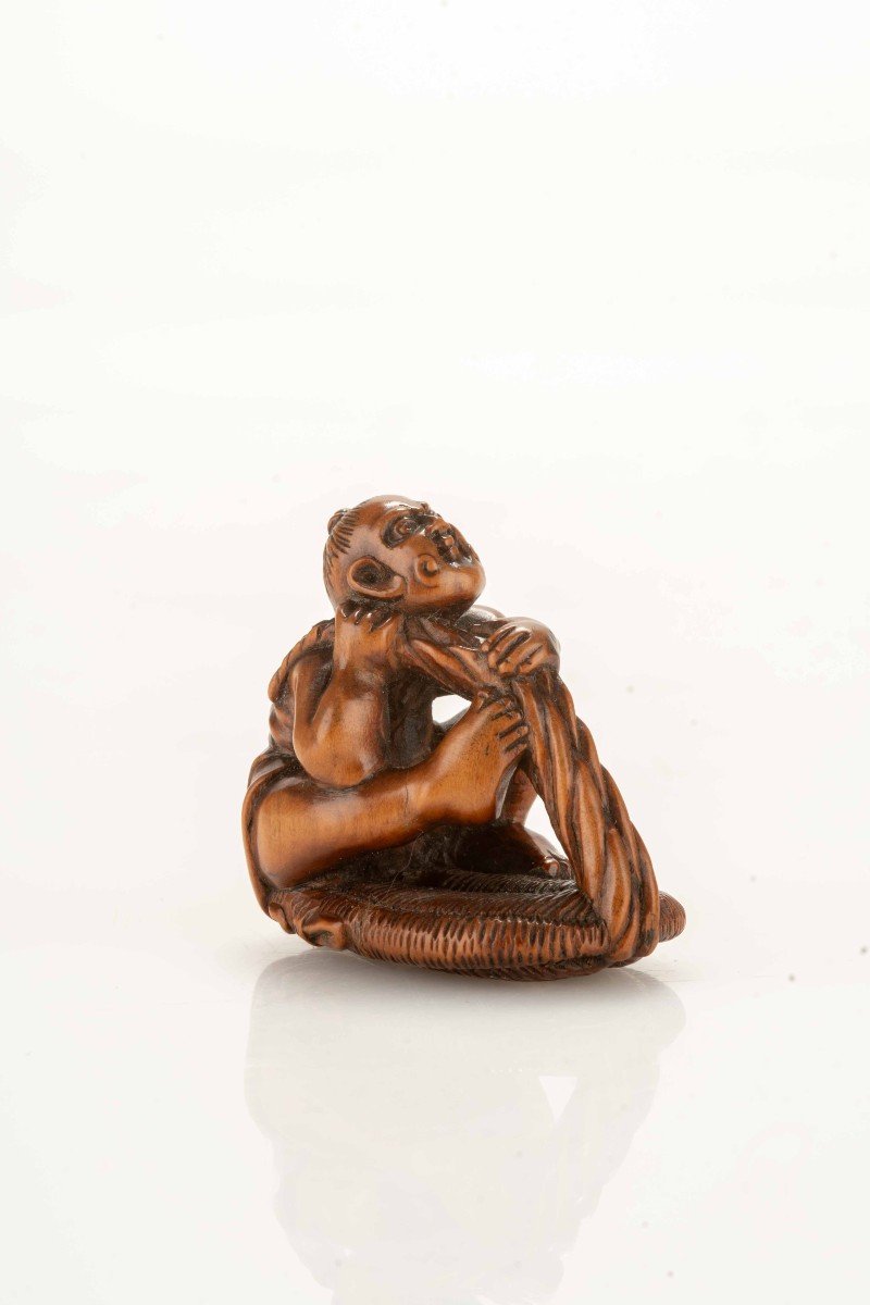 Netsuke in legno di bosso raffigurante un Nio con un sandalo gigante-photo-3