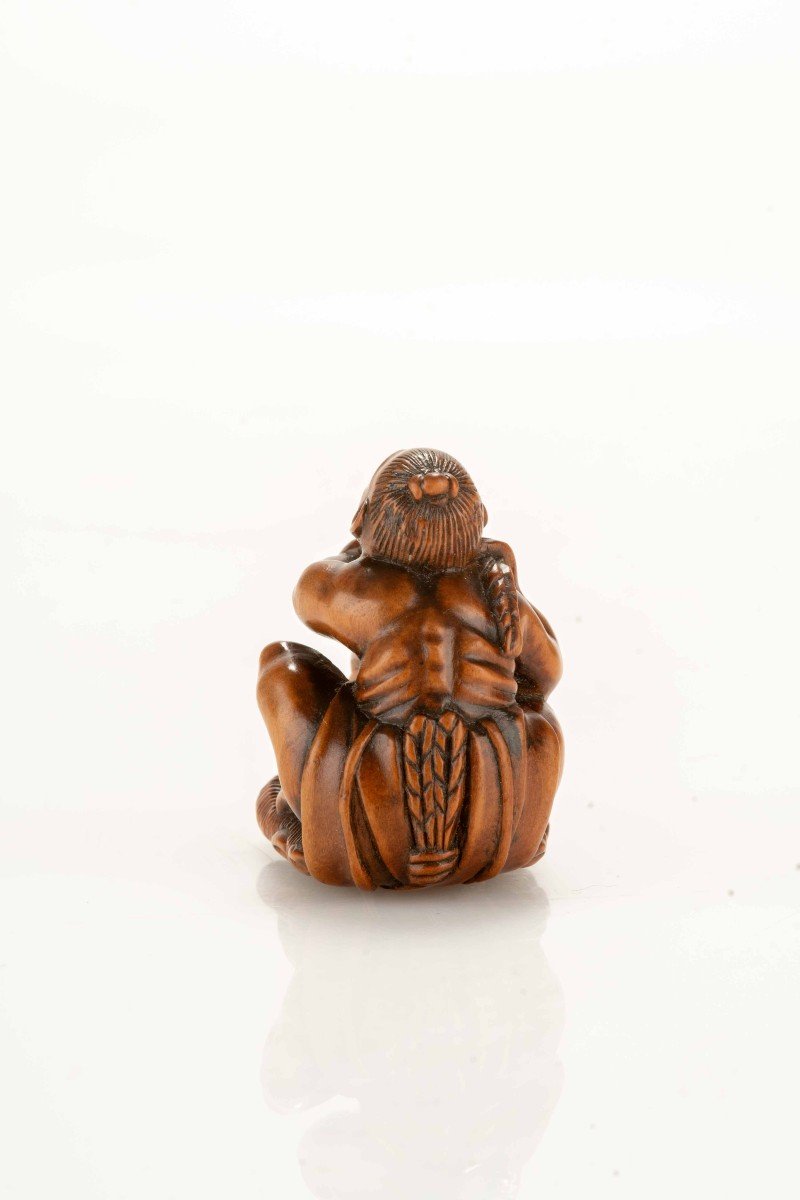 Netsuke in legno di bosso raffigurante un Nio con un sandalo gigante-photo-4